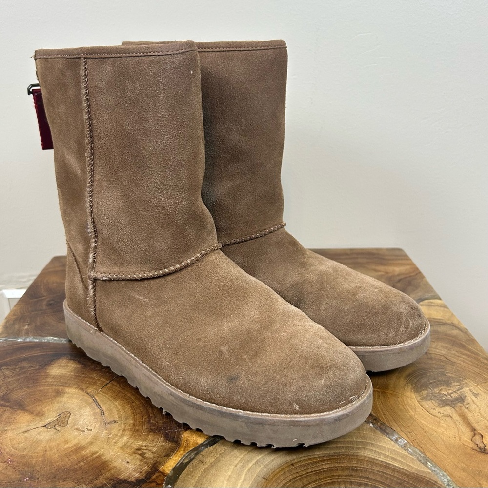 UGG Women's Classic Short Logo Zip Boots in the chestnut color Size 8